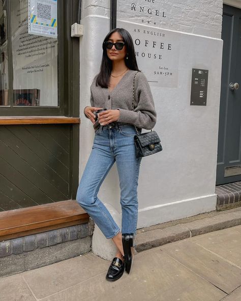 Hannah | COCOBEAUTEA (@cocobeautea) posted on Instagram: “Finally 💇🏽‍♀️ happy to be back in my favourite area ❤️” • Apr 24, 2021 at 5:24pm UTC Outfits With Grey Cardigan, Emma Hill, Spring Wardrobe Essentials, Loafers Outfit, Langer Mantel, Outfit Inspiration Spring, Cardigan Outfits, Pinterest Fashion, Spring Wardrobe