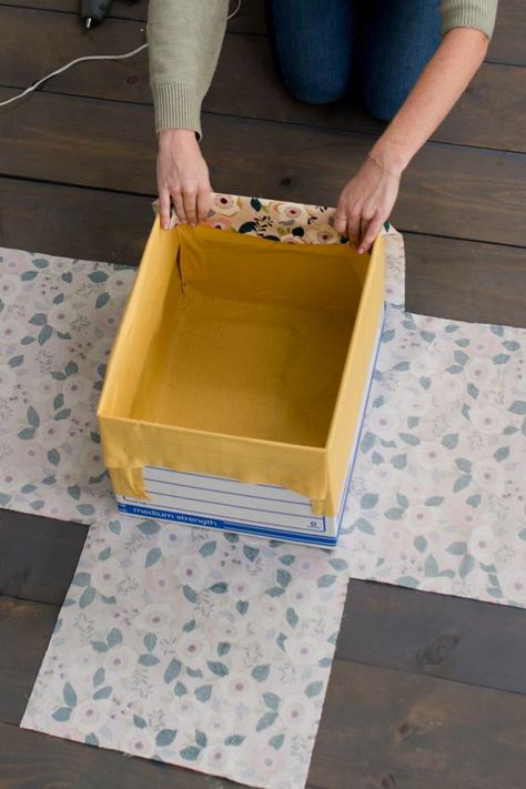 Diy Karton, Diy Para A Casa, Vika Papper, Carton Diy, Fabric Covered Boxes, Diy Rangement, Diy Storage Boxes, Fabric Storage Boxes, Hemma Diy