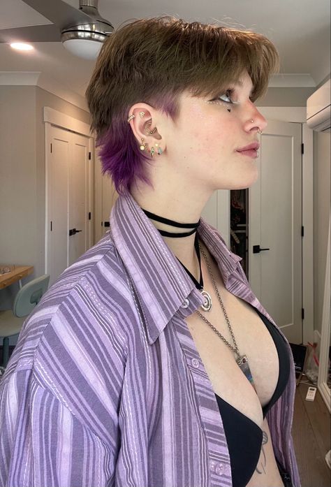 Red Hair Streaks Men, Lesbian Hair Dye Ideas, Lesbian Short Hairstyles, Queer Earrings Aesthetic, Really Short Hair Color Ideas, Prom Hairstyles For Super Short Hair, Two Color Short Hair, Dyed Undercut Short Hair, Lesbian Pride Hair