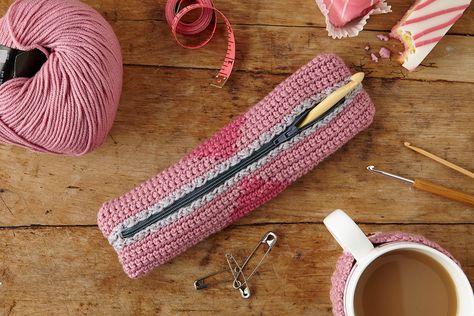 Free colourwork crochet hook case pattern Crochet Colourwork, Crochet Case Pattern, Crochet Hook Case Pattern, How To Do Crochet, Crochet Pencil Case, Fair Isle Crochet, Easy Beginner Crochet Patterns, Crochet Hook Case, Crochet Case