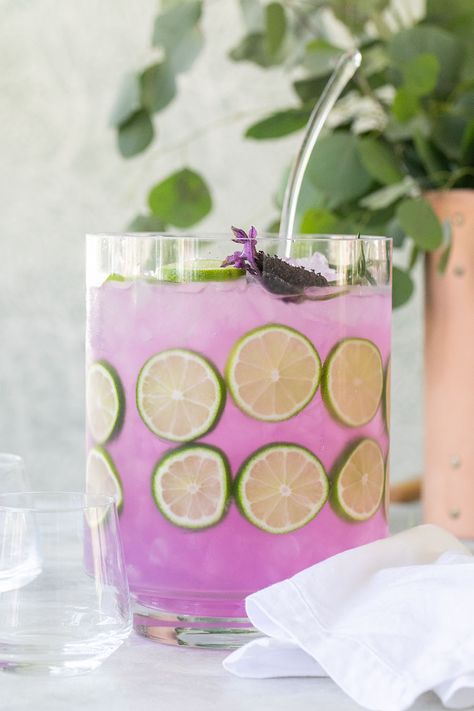Lavender Gin and Tonic Punch #cocktail #lavender #purple #punch #ginandtonic #gin #spring #babyshower #brunch #drinks Essen, Easter Punch Recipes, Tequila Punch, Lavender Gin, Batch Cocktail Recipe, Wine Punch, Vodka Punch, Purple Cocktails, Easy Punch