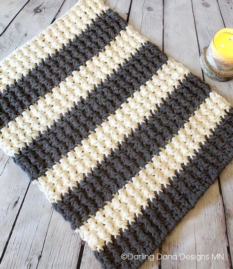 Welcome Rugs, Crochet Bathroom Rug, Crochet Bath Mat, Crochet Rug Patterns Free, Cotton Crochet Patterns, Crochet Mat, Bernat Blanket, Crochet Table Runner Pattern, Crochet Rug Patterns