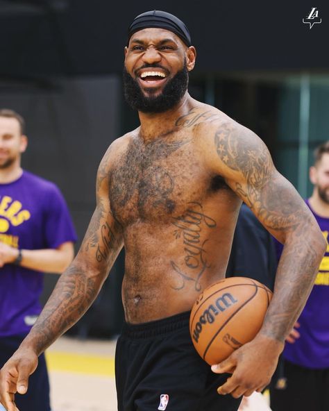 Los Angeles, Lebron James Tattoos, Jordan Quotes, King Lebron James, Lebron James Lakers, King Lebron, Scruffy Men, Nba Pictures, Basketball Photography
