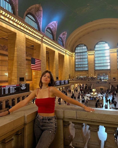 Photos To Take In New York, New York Pics Ideas, Ny Photo Ideas, New York Poses, New York Fall Outfit, Nyc Poses, New York Instagram Pictures, New York Picture Ideas, Brooklyn Bridge Pictures