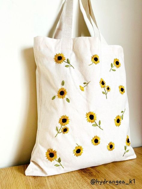 Embroidery Designs Canvas, Embroidery On Bags Totes, Tote Bag With Embroidery, Embroidery Canvas Bag, Embroider Tote Bags, Embroidery Designs Tote Bag, Tot Bag Broderie, Sewing On Canvas Art, Tote Bag Embroidery Design