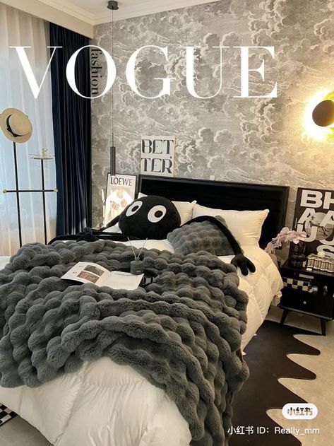 room ideas🛏️ Room Inspo Big Bed, Hypebeast Man Cave, Cozy Bedroom Grey Bed, B&w Bedroom, College Apartment Bedroom Minimalist, Black And White Cozy Bedroom, Guy Apartment Ideas Bedroom, Black And White Themed Room, Dorm Room Ideas Black And White