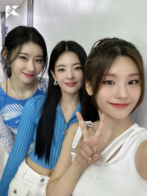 itzy pics (@archiveitzy) / Twitter Itzy Pics, Chaeryeong Icon, It'z Me, Itzy Chaeryeong, Music Is My Escape, Bff Photoshoot Poses, Bff Photoshoot, Itzy Yeji, Red Velvet Joy