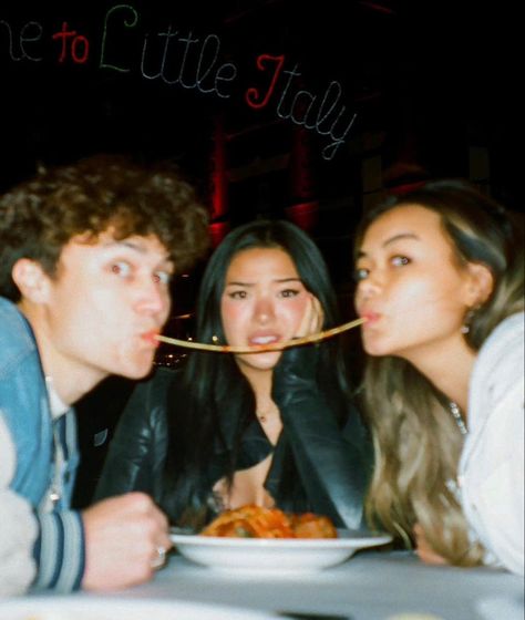 Disposable Camera Photography Aesthetic, 90s Camera Aesthetic, Third Wheel Pictures Aesthetic, Disposable Film Photos, Film Aesthetic Vintage, Camera Film Aesthetic, Disposable Pictures, Disposable Camera Photos, Disposable Camera Aesthetic