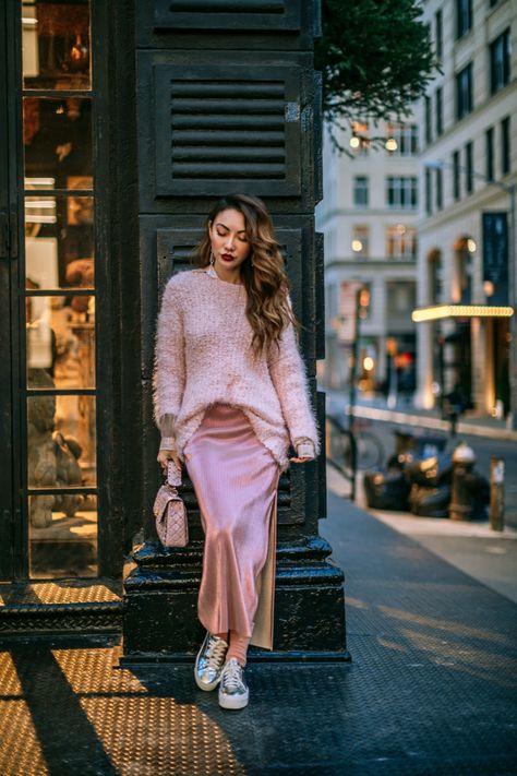 How to Pull Off Springs Trends in the Winter - Pink Monochrome Outfit // Notjessfashion.com // pink-blazer | #pink-fluffy-sweater | #metallic-pink-skirt | #silver-sneakers | #metallic-shoes |  #casual-pink-outfit | #pink-valentino-bag | #valentino-handbag | #fashion-blogger | #fashion-blogger-street-style |  #street-style-fashion | #jessica-wang-fashion | 90s Womens Fashion Hip Hop, Fashion Teenage School, Fashion Week Dresses, Winter Mode Outfits, Sweater And Skirt, Edgy Casual, Mode Editorials, Studio Photography Fashion, Color Trends Fashion