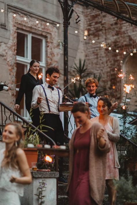 1930s Inspired Berlin Wedding at Schloss Vichel | Junebug Weddings | Click for the whole gallery Live Band, Berlin, Berlin Wedding, Germany Wedding, Summer Festival Fashion, Festival Inspiration, Wedding Reception Inspiration, Gorgeous Wedding Cake, Junebug Weddings