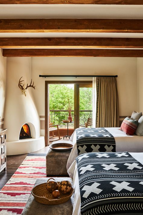 Southwest Interior, Southwest Bedroom, Southwestern Interior, Santa Fe Home, Casa Country, Adobe House, Santa Fe Style, Southwest Design, Southwest Decor