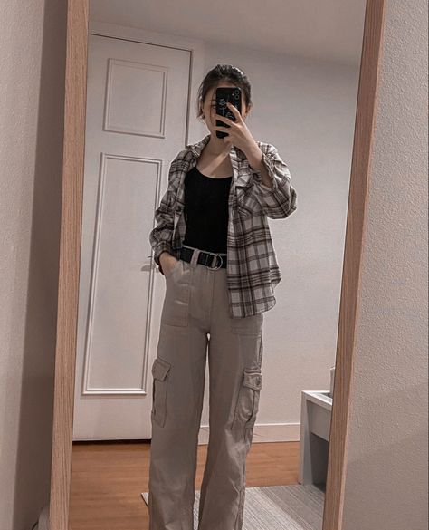 Cream Baggy Pants Outfit, Cream Pants Outfit Aesthetic, Beige Baggy Pants Outfit, Khaki Cargo Pants Outfit Women, Cargo Pants Women Outfit Casual, Brown Baggy Pants Outfit, Beige Cargo Pant, Winter Inspo Aesthetic, Cargo Pants Outfit Girl