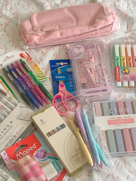 Pencil Case Essentials, Highlighters Pastel, Stationary Journal, School Supplies College, Pen Aesthetic, Stationary Pens, New Academic Year, Pretty School Supplies, Organizator Grafic