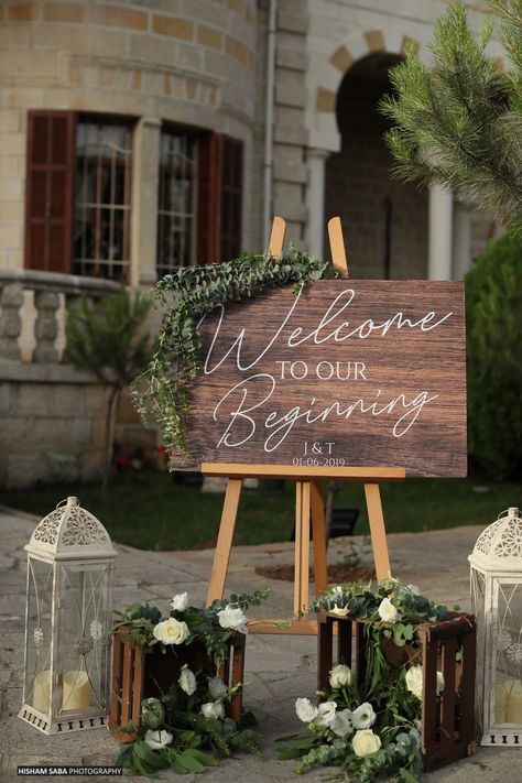 Rustic Welcome Board Wedding, Welcome Rustic Wedding Sign, Wooden Easel Wedding, Wooden Welcome Board Wedding, Welcome Board At Wedding, Wedding Welcome Boards Ideas, Wedding Table Welcome, Welcoming Board Ideas, Vintage Welcome Sign Wedding