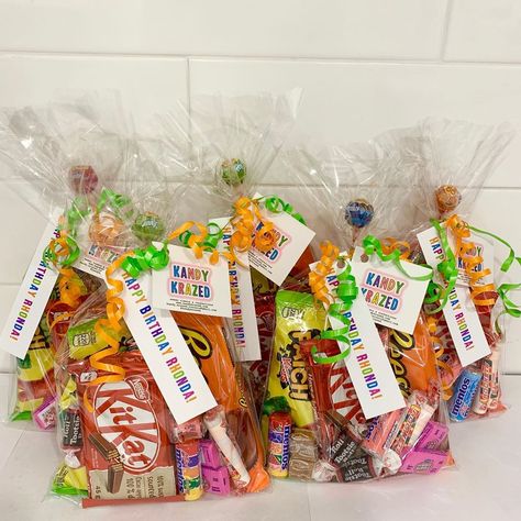 Kandy Krazed on Instagram: “Happy birthday loot bags are the best!! From single loot bags to thousands we got you covered!!! Hang tags are always included and always…” Birthday Lolly Bag Ideas, Sweet Bags Party, Candy Goodie Bags Ideas, Sweet Bags Ideas, Kindergarten Birthday Goodie Bags, Birthday Treat Bag Ideas, Lootbags Ideas Birthday Parties, Favor Bags For Kids Birthday Ideas, Diy Goodie Bags For Kids Birthday