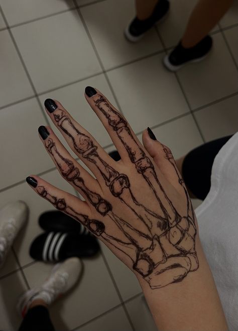 Hand Tattoos Skeleton, Tattoos Skeleton, Skeleton Hand Drawing, Skeleton Hands Drawing, Dr Tattoo, Skeleton Hand Tattoo, Pola Tato, Pretty Hand Tattoos, Skeleton Drawings