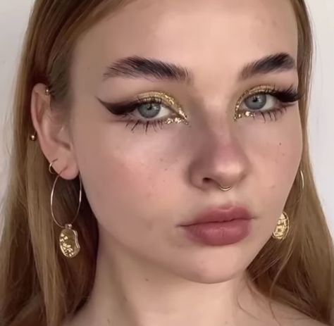 Toga Makeup Goddesses, Fairy Gold Makeup, Grecian Makeup Goddesses, Makeup Looks Goddess, Roman Makeup Goddesses, Gold Grunge Makeup, Night Goddess Makeup, Gold And Pearl Makeup, Silver Leaf Makeup