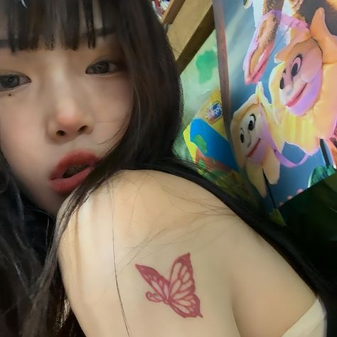 Douyin Fashion, Korean Tattoos, Short Hair Tomboy, Small Pretty Tattoos, Soft Makeup Looks, Chinese Tattoo, Asian Tattoos, Red Tattoos, Self Portrait Poses