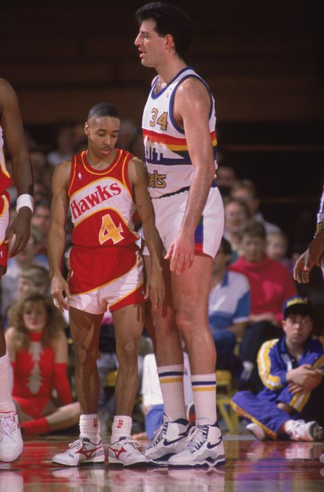 I mean, short shorts literally look GREAT on any body type. 17 Photos That Prove The NBA Needs To Bring Back Short Shorts Spud Webb, Kobe Bryant 8, Sporting Legends, Nba Logo, Basketball Art, Nba Stars, Basketball Legends, North Carolina Tar Heels, Sports Images