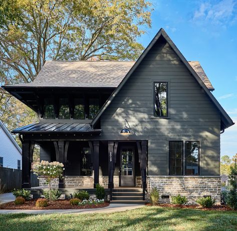 Dark Grey Houses, Gray House Exterior, Gray House, Dark House, Exterior Paint Color, Grey Exterior, Casa Exterior, Grey Houses, Modern Farmhouse Exterior