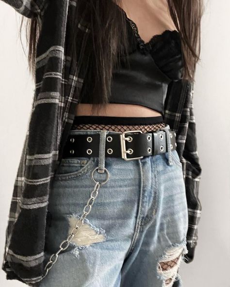 Fishnets Jeans Outfit, Dark Edgy Aesthetic Clothes, Fishnet Outfits Grunge, Edgy Black Jeans Outfit, Grunge Clothes Female, Mom Jeans Grunge, Edgy Clothing Aesthetic, Alternative Jeans Outfit, Tumblr Grunge Aesthetic Outfit