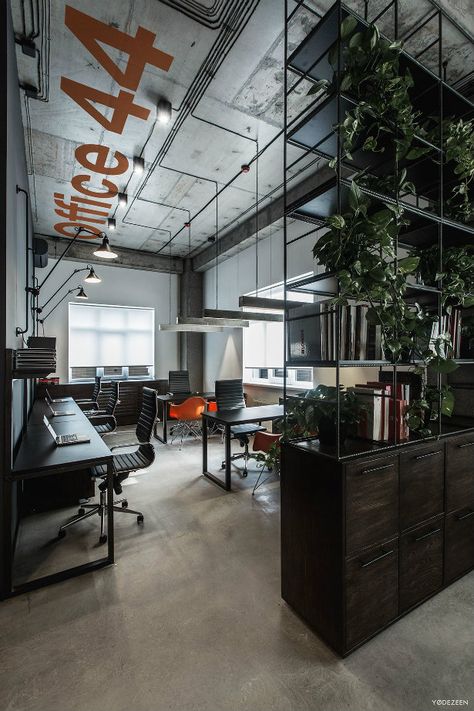 Offices with an industrial interior design touch | Visit vintageindustrialstyle.com for more inspiring images Modern Industrial Office Design, Modern Industrial Office, Industrial Office Decor, Office Fitout, Interior Kantor, Industrial Office Design, Loft Office, Office Space Design, Modern Office Design