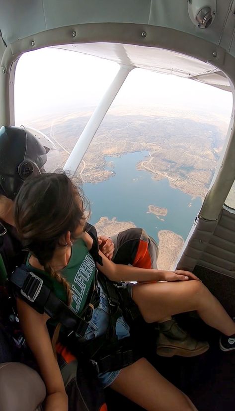 Cool Adventures, Skydiving Outfit Women, Skydive Aesthetic, Things We Hide From The Light Aesthetic, Parachute Aesthetic, Sky Diving Aesthetic, Couple Skydiving, Aesthetic Skydiving, Adrenaline Aesthetic