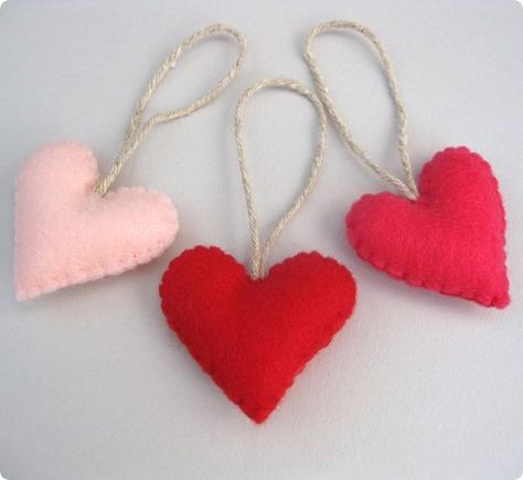 Felt hearts Valentine's Ornaments Diy, Valentines Colors, Felt Valentine, Valentine Ornaments, Keyboard Wallpaper, Crochet Jute, Heart Christmas Ornaments, Heart Christmas, Hearts Valentines