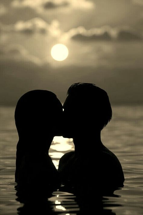 This is where I want to be. In the ocean, at dusk, alone with the one I love, kissing<3 Hermione Granger, Photos Amoureux, Kiss Him Not Me, No One Loves Me, Love Kiss, The Kiss, Photo Couple, Foto Inspiration, Couples In Love