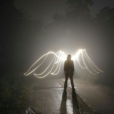 Angel Wings... Light Painting Photography, Ange Demon, Angels Among Us, صور مضحكة, Angels And Demons, Long Exposure, Foto Inspiration, Light Painting, Shadowhunters