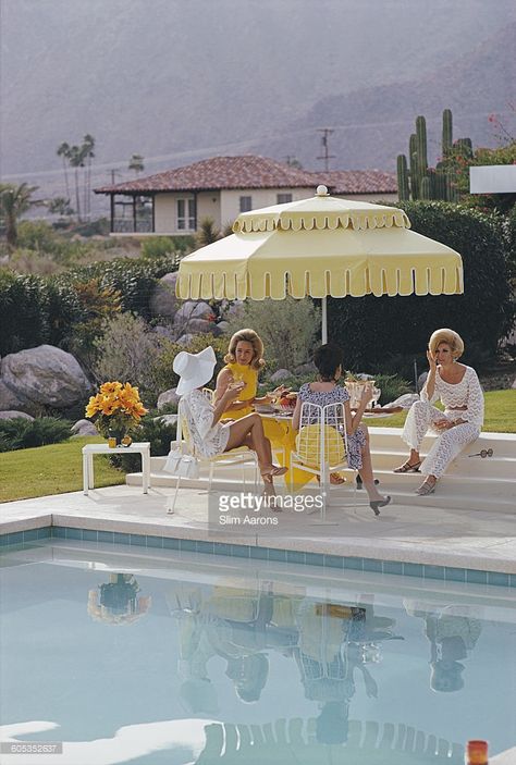 Ladies by the pool at the Kaufmann Desert House in Palm Springs, California, January 1970. From right to left, former fashion model… Slim Aaron, Slim Aarons Photography, Poolside Glamour, California Aesthetic, Palm Springs Style, Slim Aarons, Desert Homes, Design Hotel, Hotel Decor