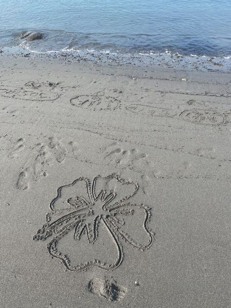 doodle in the sand🌺 Sand Asthetic Picture, Beach Sand Ideas, Sand Drawings Beach, Contact Pictures Aesthetic, Beach Sand Drawing, Beachy Doodles, Writing In Sand, Beach Street Style, Sand Ideas