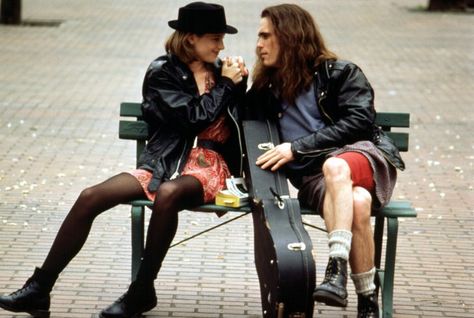 Pin for Later: 30 Underrated '90s Movies That Every Millennial Needs to See Singles — 1992 Grunge Kids, Linda Perry, Styl Grunge, Bridget Fonda, How To Be Single Movie, 90s Films, Indie Movie Posters, Moda Grunge, Grunge Couple