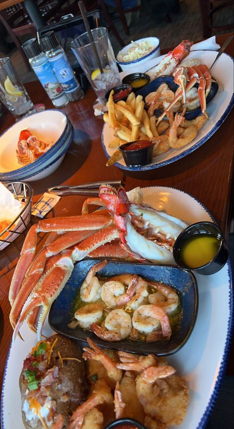 Essen, Red Lobster Food Pictures, Seafood Asthetic Picture, Red Lobster Aesthetic, Seafood Dinner Aesthetic, Lobster Aesthetic Food, Garlic Butter Lobster, Red Lobster Restaurant, Butter Lobster