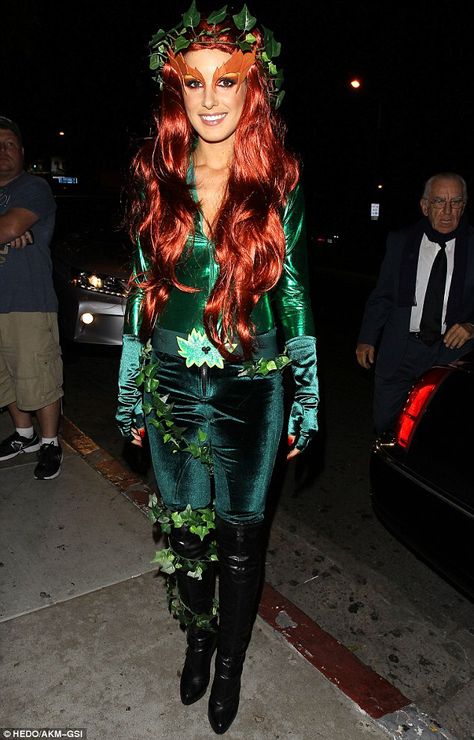 Poison Ivy Poison Ivy Costume Diy, Red Hair Halloween Costumes, Poison Ivy Halloween Costume, Villain Costume, Poison Ivy Costume, Female Costume, Ivy Costume, Poison Ivy Cosplay, Shenae Grimes
