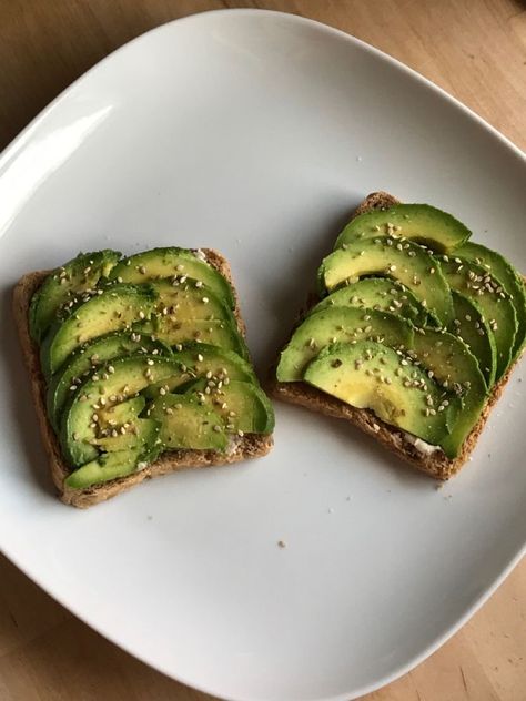 Essen, Avo Toast Aesthetic, Avocado Breakfast Aesthetic, Aesthetic Avocado Toast, Avocado Toast Aesthetic, Avocado Pasta Recipes, Aesthetic Avocado, Avocado Aesthetic, Avocado Pasta Recipe