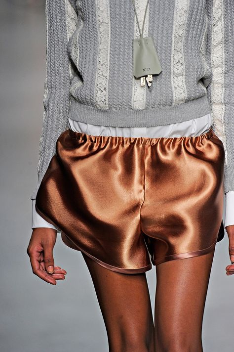 . Satin Shorts Outfit, Silk Shorts Outfit, Pyjamas Shorts, Shorts Outfit Casual, Shorts Leather, Lili Claspe, Tap Shorts, Holder Necklace, Satin Shorts