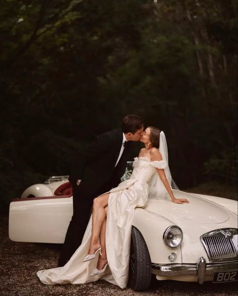 Couples Photos With Car, Benjamin Wheeler Photography, Wedding Car Photoshoot, Wedding Car Pictures, Wedding Photos Car, Car Wedding Photoshoot, Vogue Wedding Photography, Vow Photography, Vintage Wedding Photoshoot