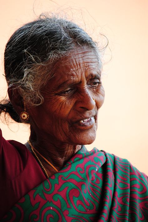 Old Indian Woman Photography, Potrait Refrences Women Indian, Indian People Photography, Indian Portrait Photography Faces, Indian Old Women, Indian Portrait Photography, Portrait Shading, Indian Faces, Woman Looking Down
