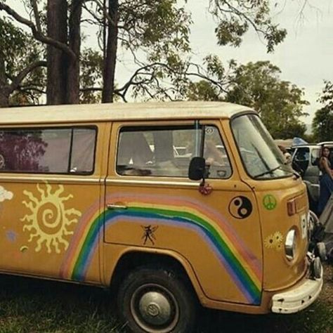 Combi Hippie, Kombi Hippie, Mundo Hippie, 60s Aesthetic, Kombi Motorhome, Hippie Car, Boho Chique, Kombi Home, Hippie Lifestyle