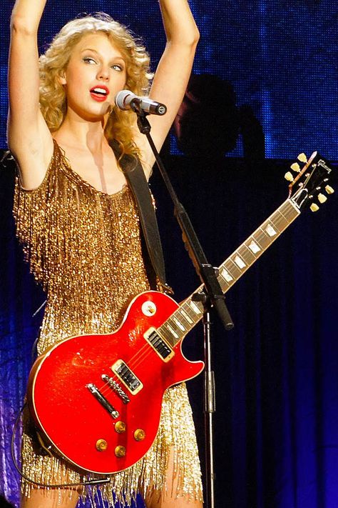 Taylor Swift with her Les Paul Taylor Swift New Album, Taylor Swift Speak Now, Swift Tour, Taylor Swift Fearless, All About Taylor Swift, Speak Now, Taylor Swift Concert, Heart Hands, Red Taylor