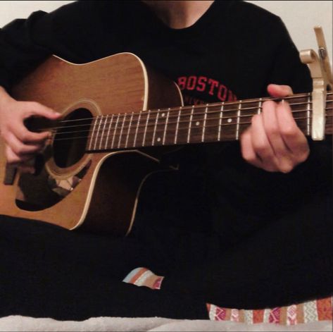 Brown Boys Aesthetic Indian, Music Guy Aesthetic, Guy With Guitar Aesthetic, Man Playing Guitar Aesthetic, Guy Playing Guitar Aesthetic, Guitar Guy Aesthetic, Guitar Boy Aesthetic, Boys Playing Guitar, Guitar Aesthetic Acoustic