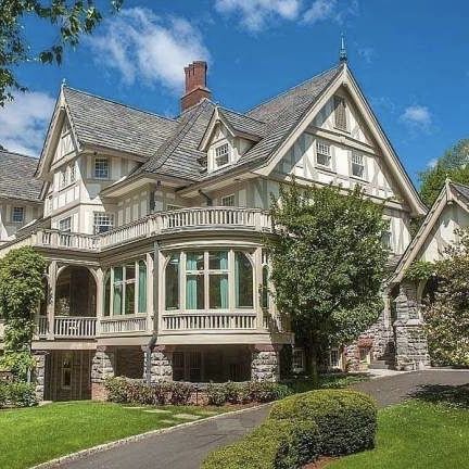 Aesthetic House Exterior Victorian, Boho Home Exterior Dream Houses, Inside A Victorian Home, Vintage Mansion Aesthetic Exterior, Vintage Aesthetic House Exterior, Home Exterior Vintage, Gilded Age House Exterior, House Designs Exterior Aesthetic, Vintage Home Exterior Old Houses