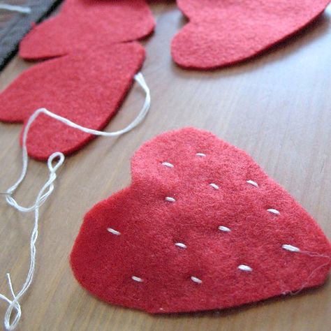 Tela, Holiday Lemonade, Felted Strawberry, Tea Party Christmas, Felt Strawberry, Strawberry Pictures, Christmas Sewing Patterns, Felt Cake, Felt Fruit