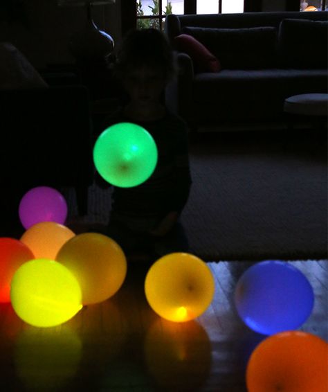 DIY Glow stick balloons - Say Yes Glow In The Dark Balloons, Glow Stick Balloons, Diy Ballon, Diy Kids Crafts, Anna Craft, Led Light Stick, Child Activities, Diy Glow, Glow Stick