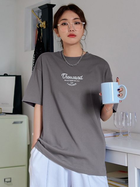 Grey Casual  Short Sleeve Cotton Letter  Embellished Medium Stretch Summer Women Tops, Blouses & Tee Tshirt For Women Casual, T Shirt Outfits Women, Tshirt Women Outfit, Oversized Shirt Outfit, Casual Tshirt, Oversized Tee Shirt, Shirt Outfit Women, Korean Outfit Street Styles, Drop Shoulder Tee