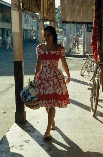Tahitian woman in tropical sundress, in French Polynesia, France territory. Tahitian Dress, Samoan Dress, Island Style Clothing, Polynesian Dress, Vintage Street Style, Poly Dress, Island Wear, Island Outfit, Island Dress