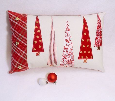 Christmas Pillows Diy, Xmas Pillows, Bantal Sofa, Holiday Pillow, Christmas Tree Pillow, Christmas Sewing Projects, Holiday Sewing, Christmas Craft Projects, Christmas Throws