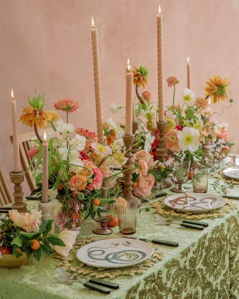 These fun summer wedding tables are as bright as they come, and I am not referring to the visuals alone. So much creativity went into play when designing these unique tablescapes with fruit, patterned linens and rattan tableware. From a tropical mood to a modern artsy vibe, these summer wedding trends are something you simply have to see to believe! Modern Forest Wedding, Forest Wedding Aesthetic, Wedding Napkin Folding, Colorful Tablescapes, Folding Techniques, Floral Bridesmaid Dresses, Eclectic Wedding, Floral Bridesmaid, Flower Studio