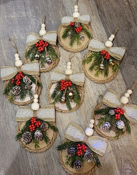 Rooms Decoration, Christmas Crafts To Sell, Diy Christmas Ornaments Easy, Handmade Christmas Crafts, Diy Christmas Tree Ornaments, Christmas Crafts To Make, Christmas Wood Crafts, Holiday Crafts Christmas, Easy Christmas Diy